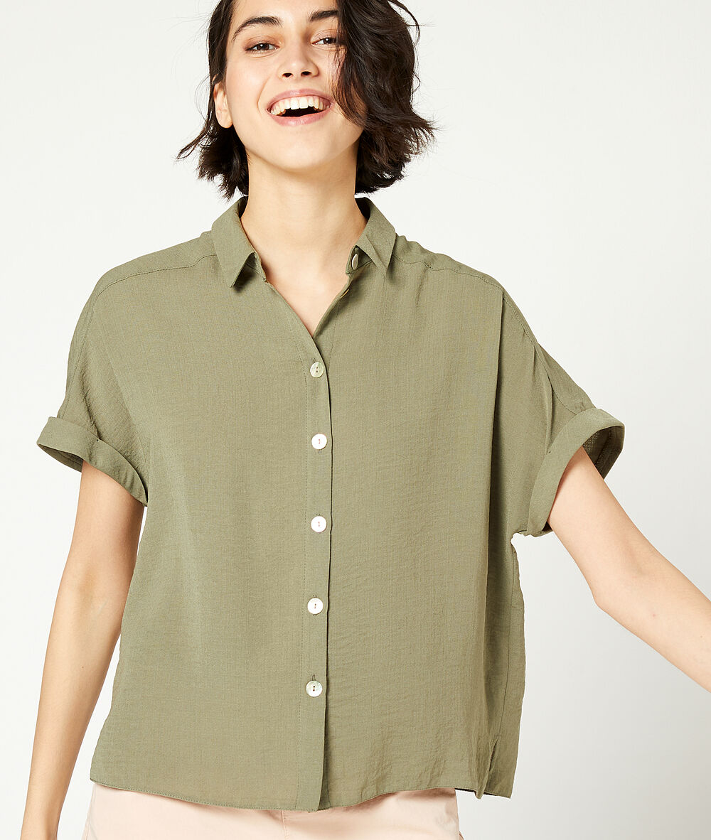 Camisa manga corta lisa caqui.
