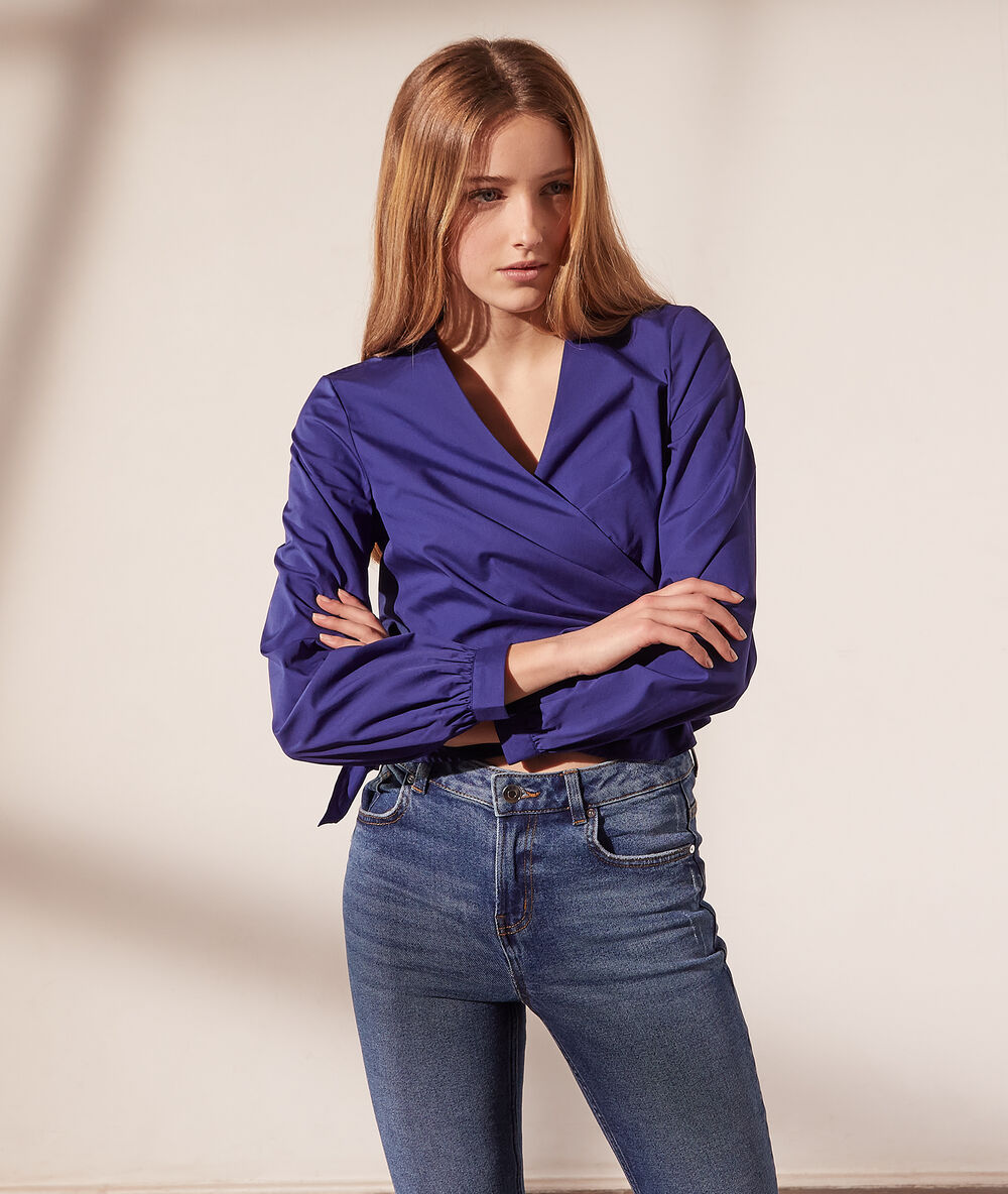 Blusa escote cruzado índigo.