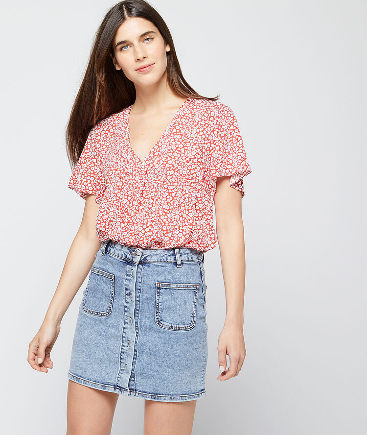 Blusa estampado floral carmín.