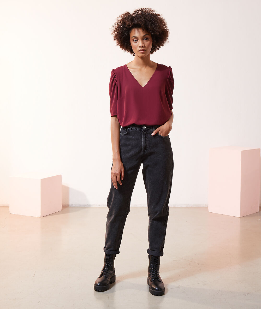 Blusa 2 en 1 con top integrado burdeos.
