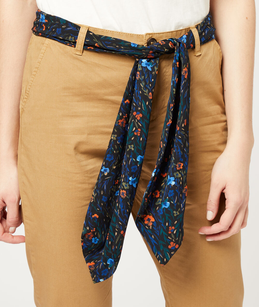 Pantalón recto con cinturón pañuelo camel.