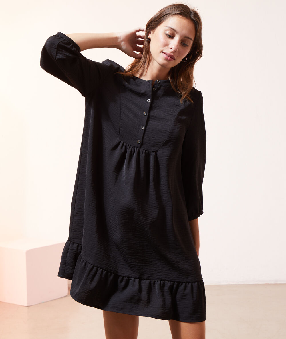 Vestido corto con volante negro.