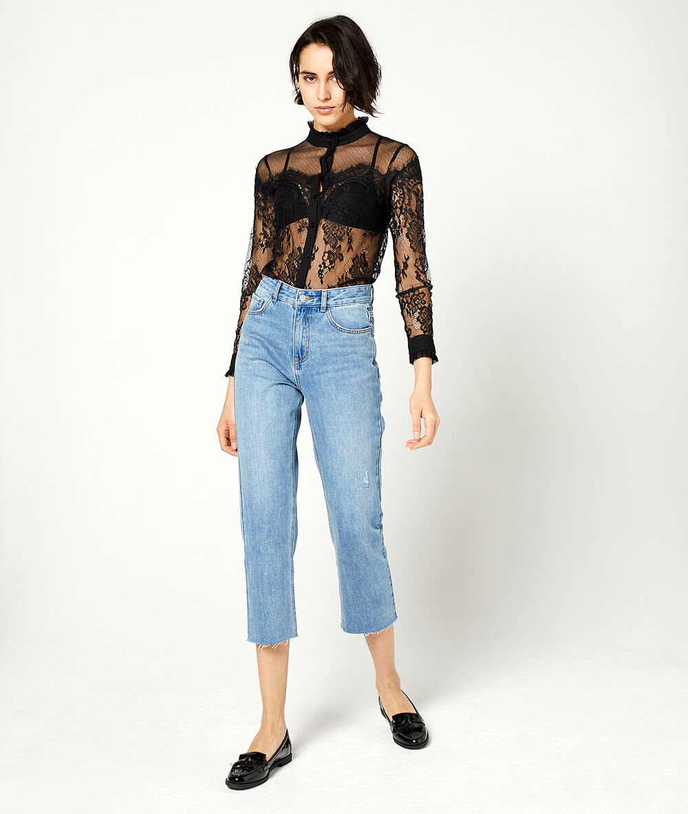 Top cuello cisne de guipur negro.