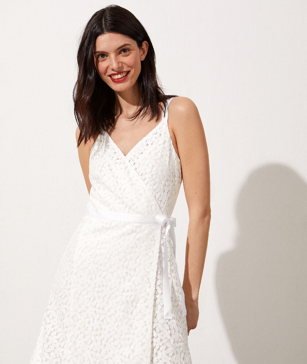 Vestido cruzado de encaje floral crudo.