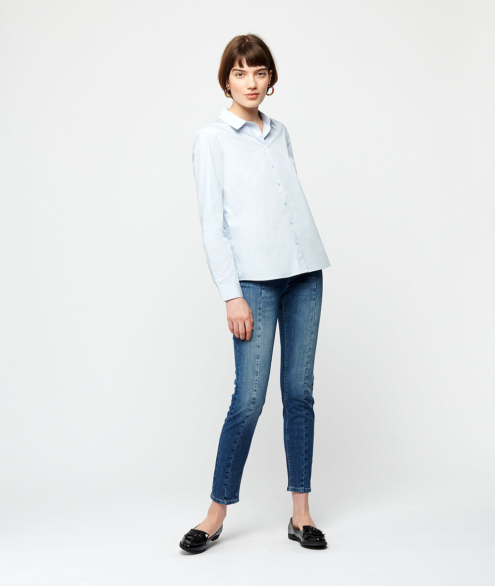 Camisa lisa azul cielo.