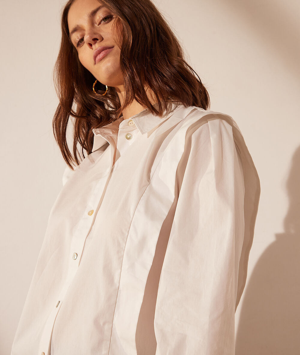 Camisa con volantes blanco.