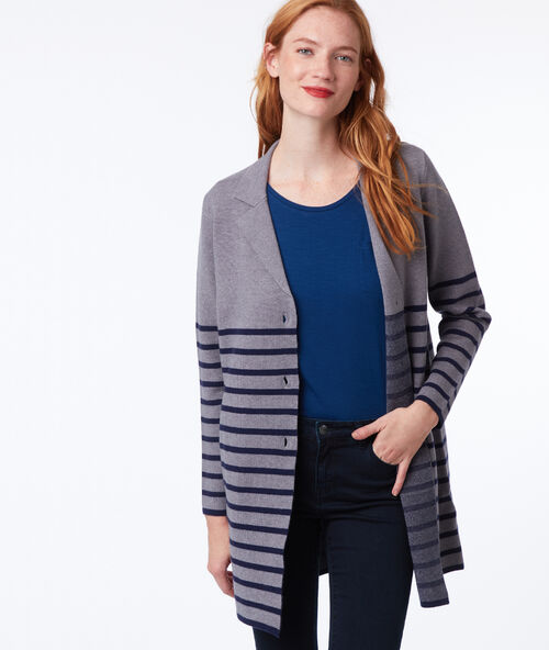 Chaqueta larga estampado de rayas gris claro.