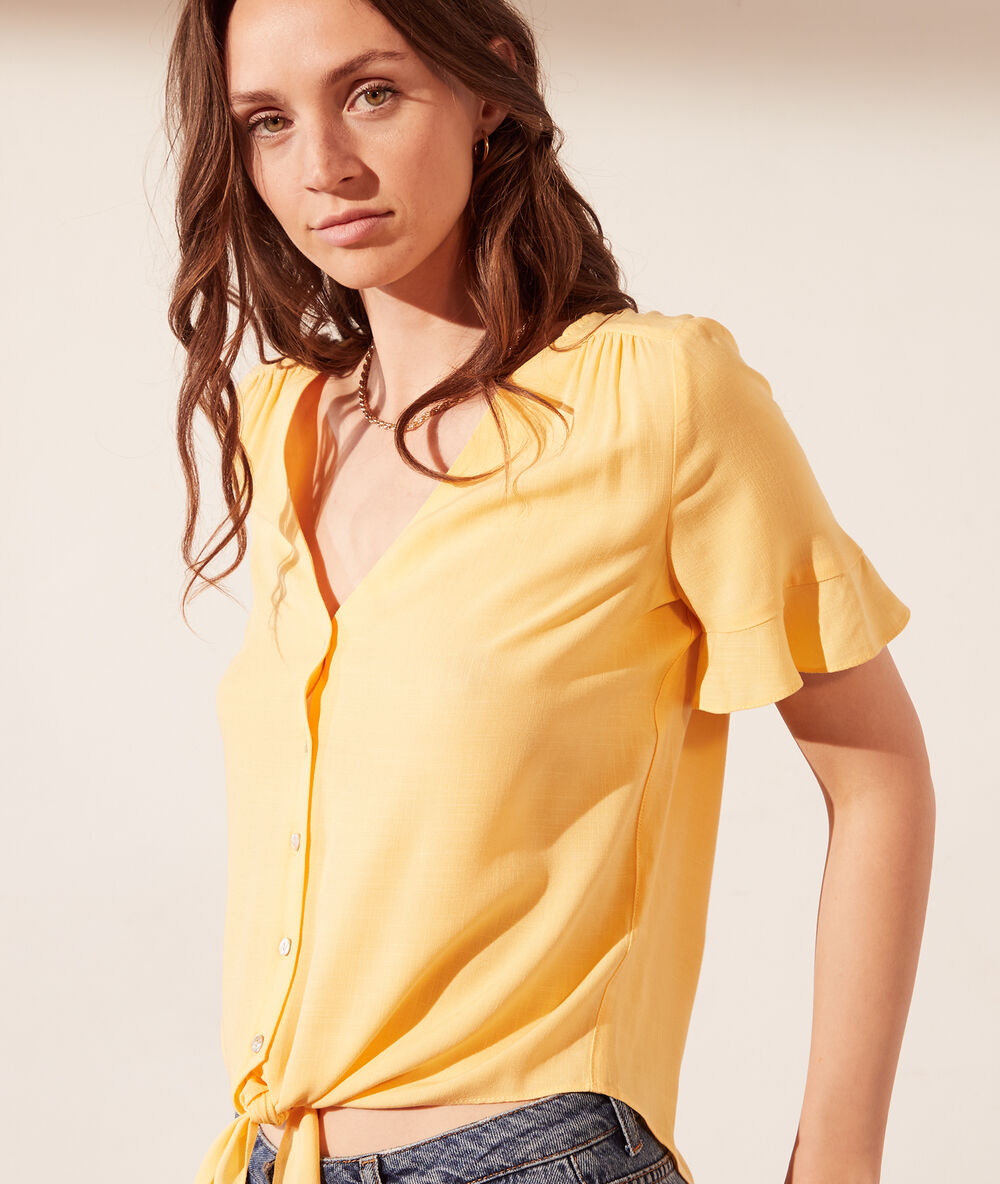 Blusa corta con lazada amarillo pálido.