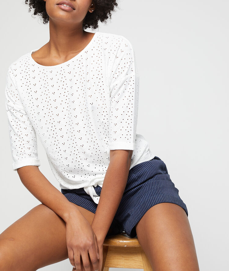 Camiseta anudada con encaje blanco.