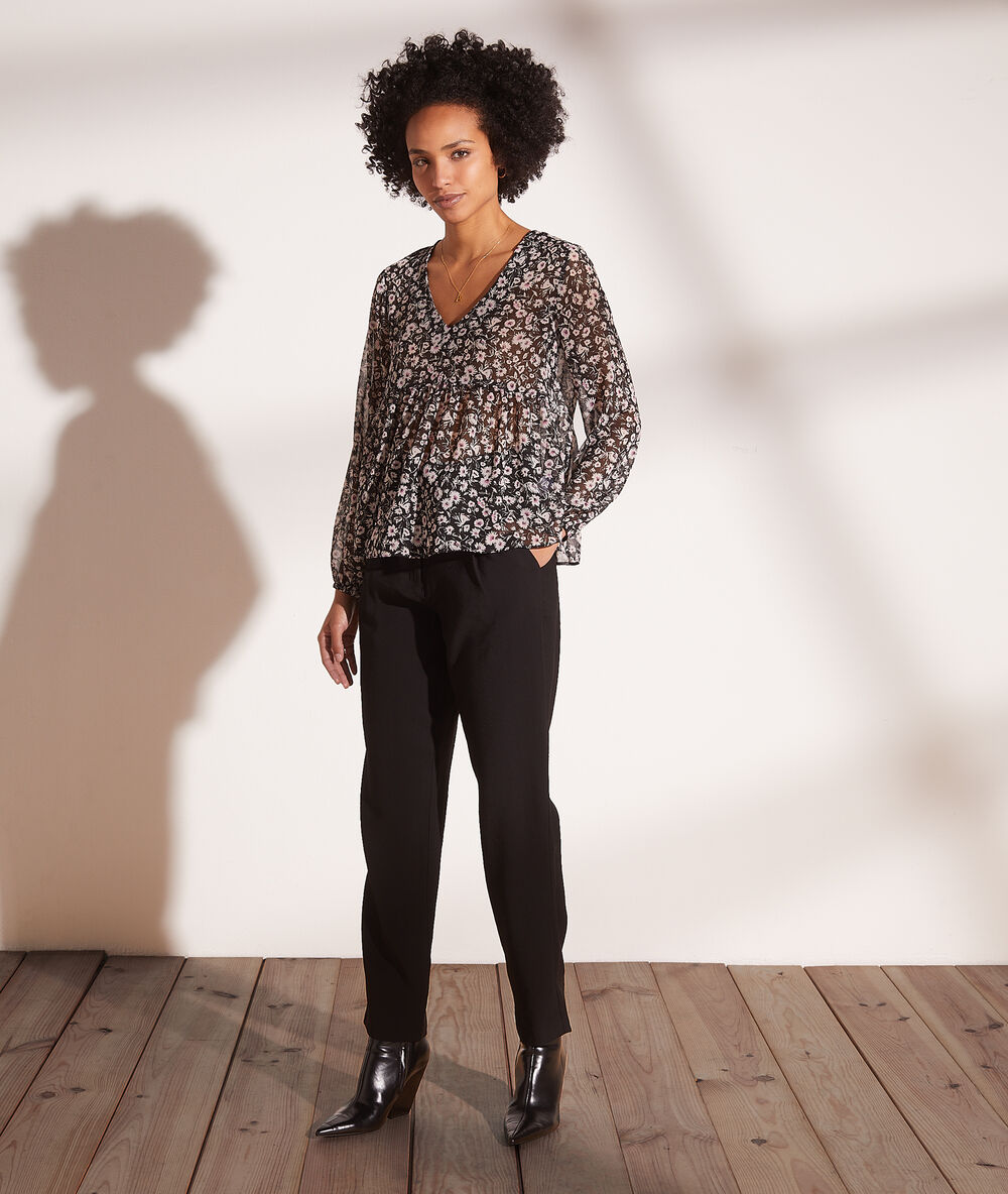 Blusa fluida estampado floral negro.