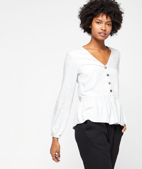 Blusa holgada con volante y botones frontales gris.