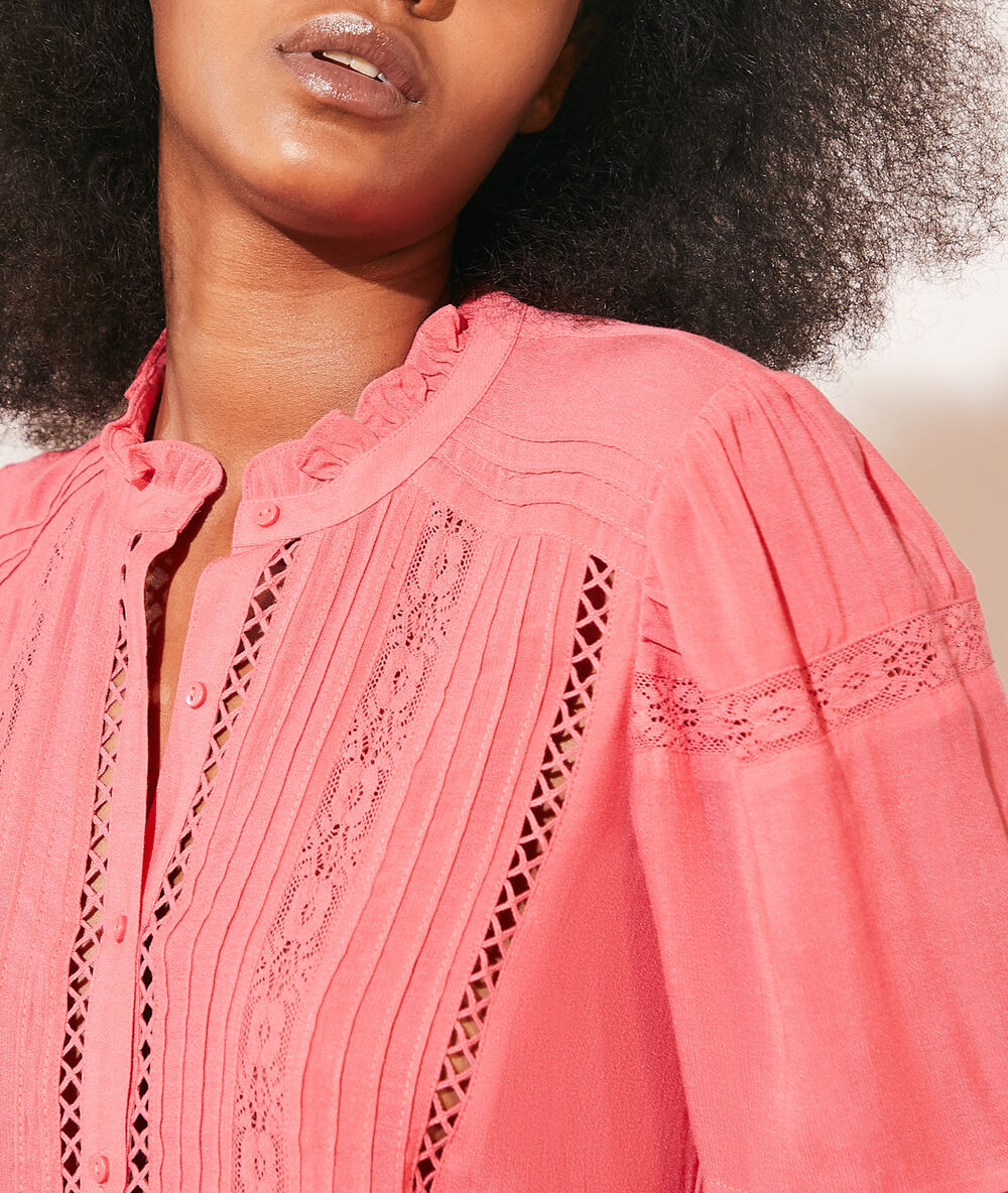 Camisa con motivos de encaje rosa.
