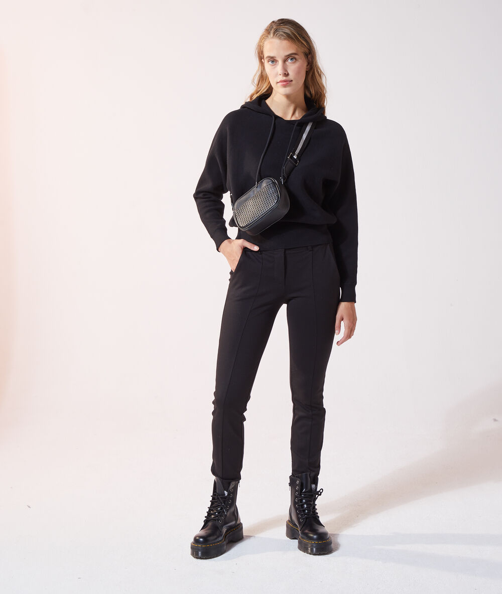 Pantalon droit noir.