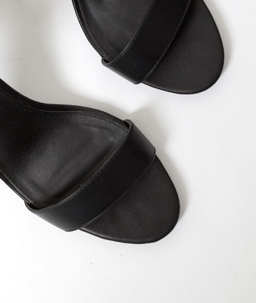 Sandalias con tacón ambarino negro.