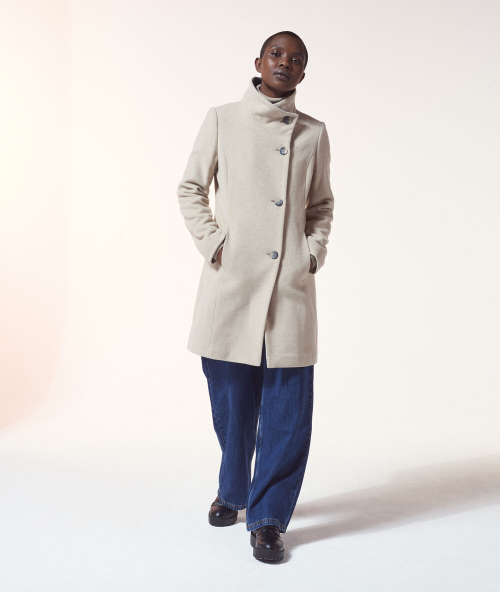 Manteau col montant ecru.