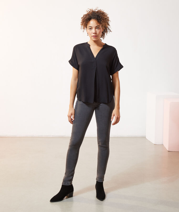 Blusa cuello tunecino negro.