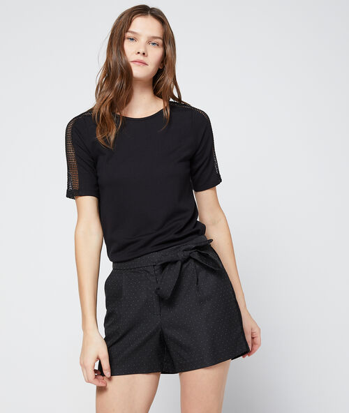 Pantalón corto con lazada estampado de lunares negro.