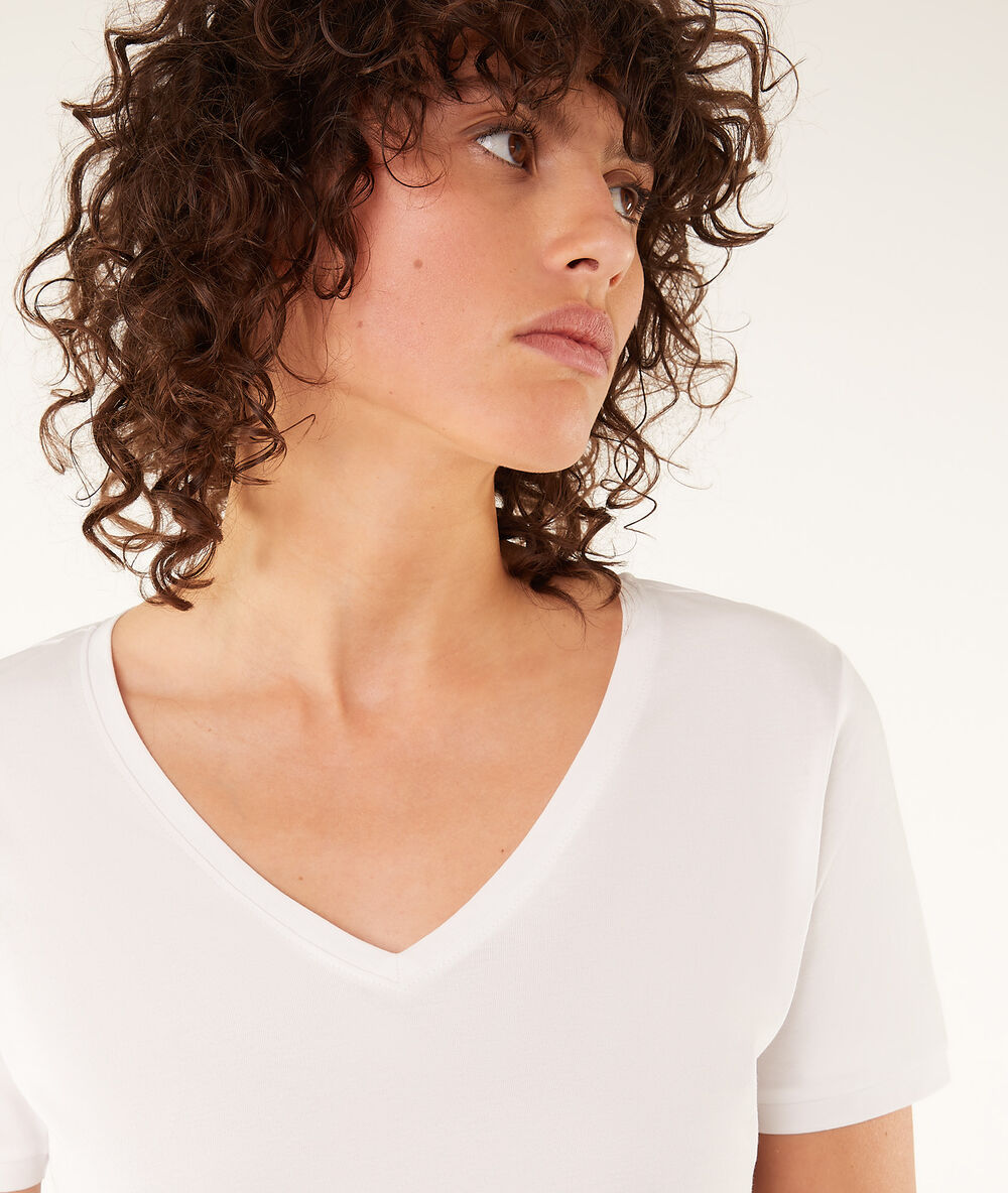 Camiseta lisa escote en v blanco.
