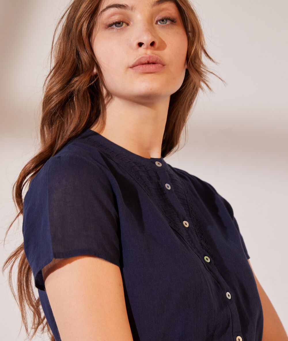 Vestido camisero azul marino.
