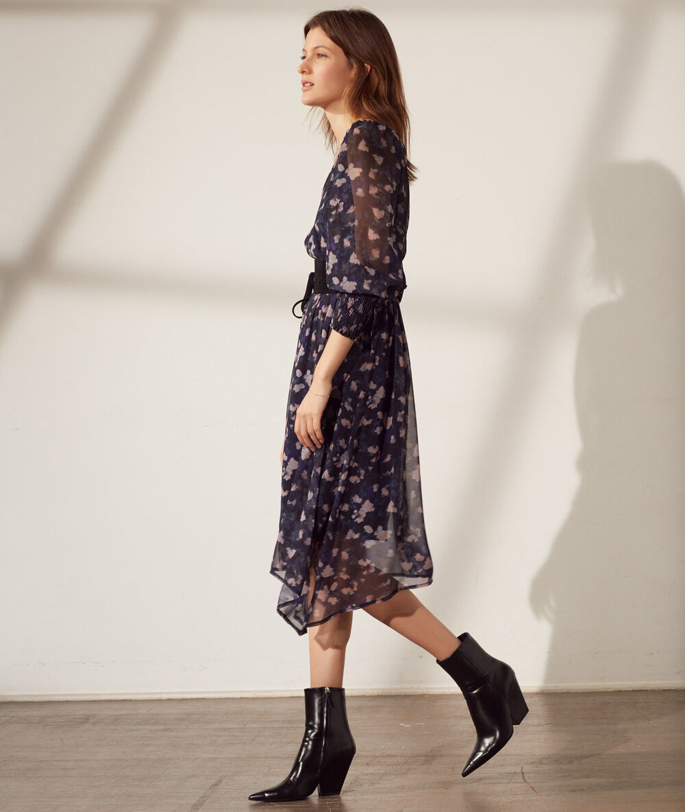 Vestido midi estampado floral azul marino.