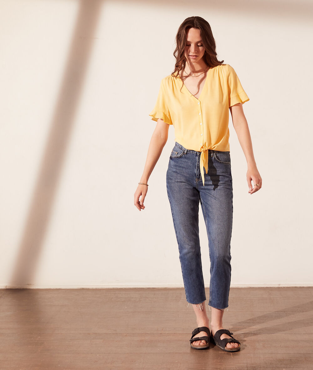 Blusa corta con lazada amarillo pálido.