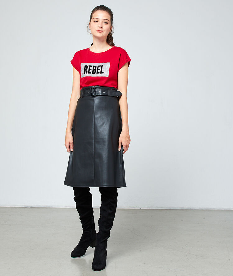 Falda midi en polipiel negro.