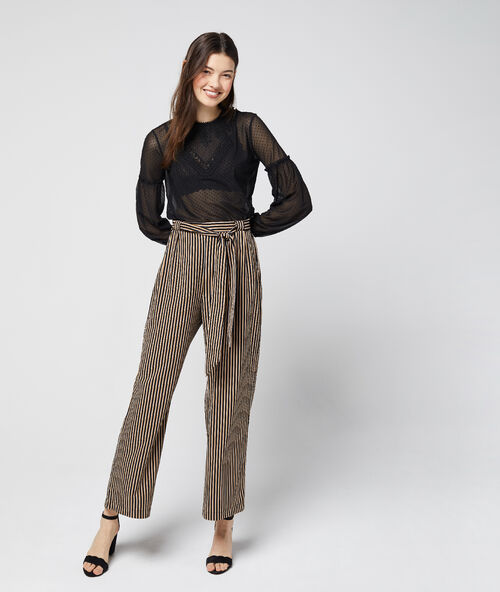 Top efecto transparente de guipur negro.