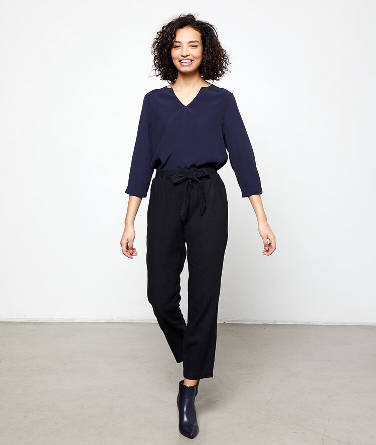 Blusa lisa azul marino.