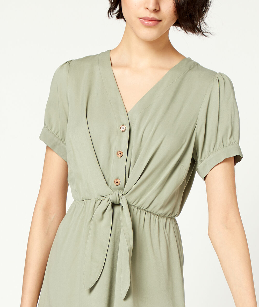 Vestido vaporoso anudado caqui.