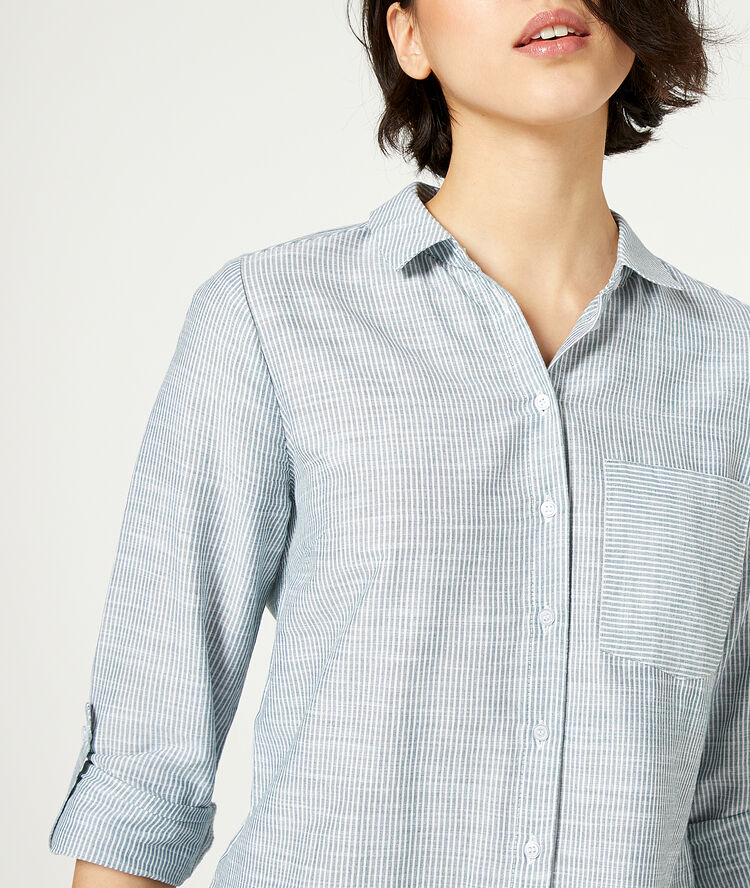 Camisa a rayas azul.