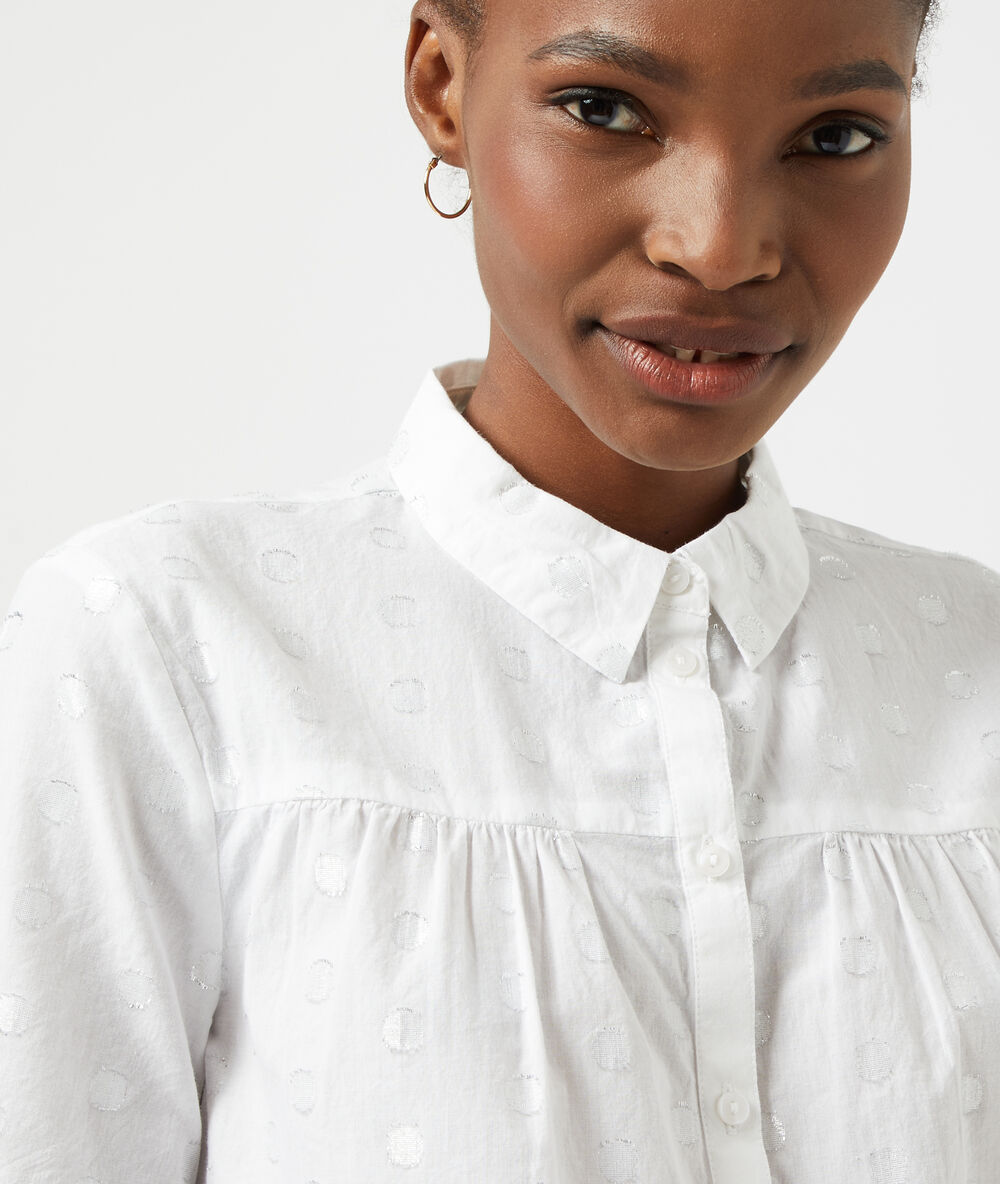 Camisa estampado de lunares blanco.