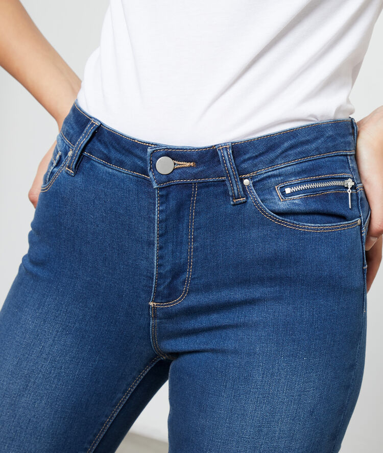 Pantalón vaquero pitillo denim desgastado.