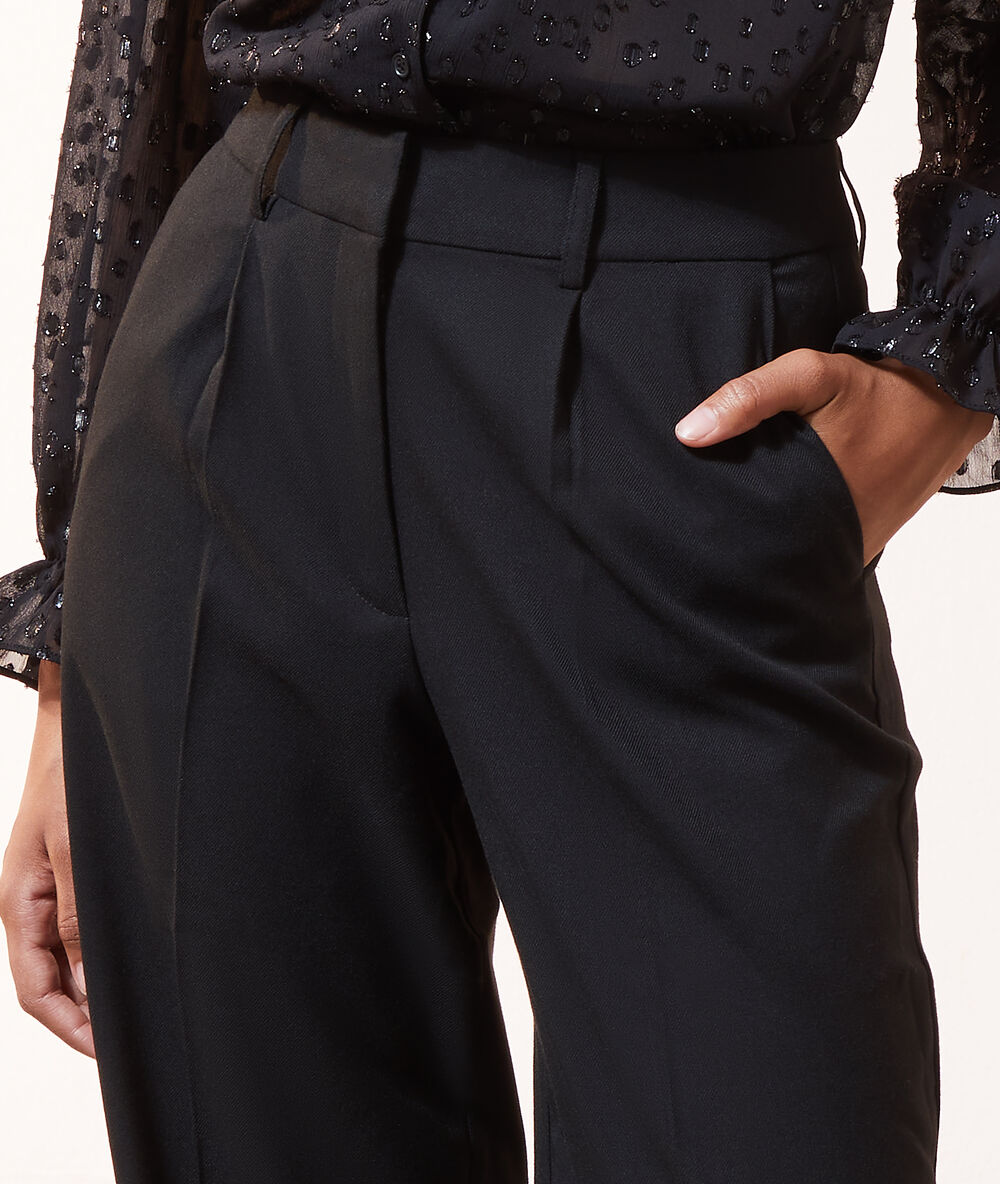 Pantalón ancho con pinzas negro.