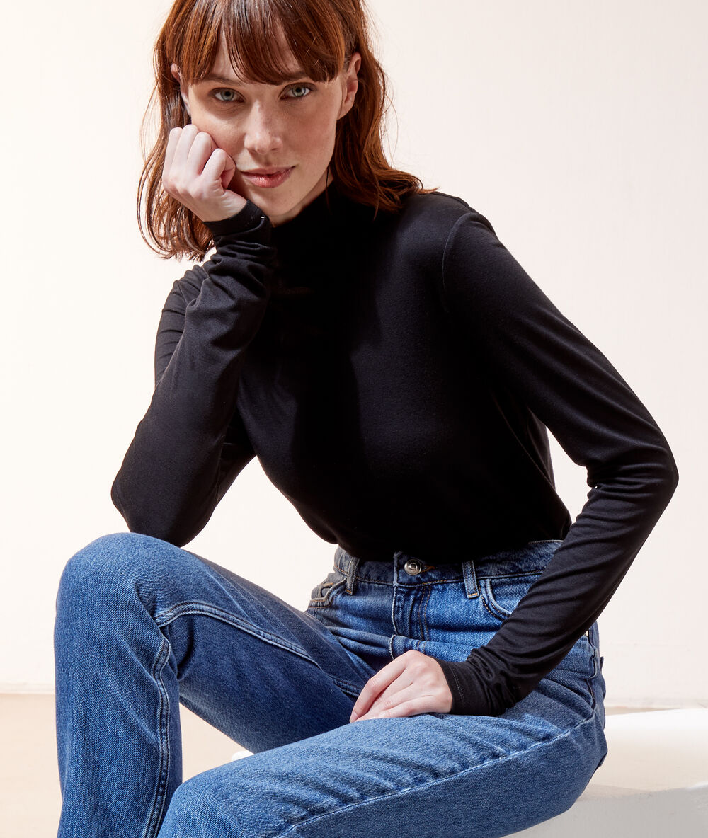 Body cuello alto 2 en 1 con top integrado negro.
