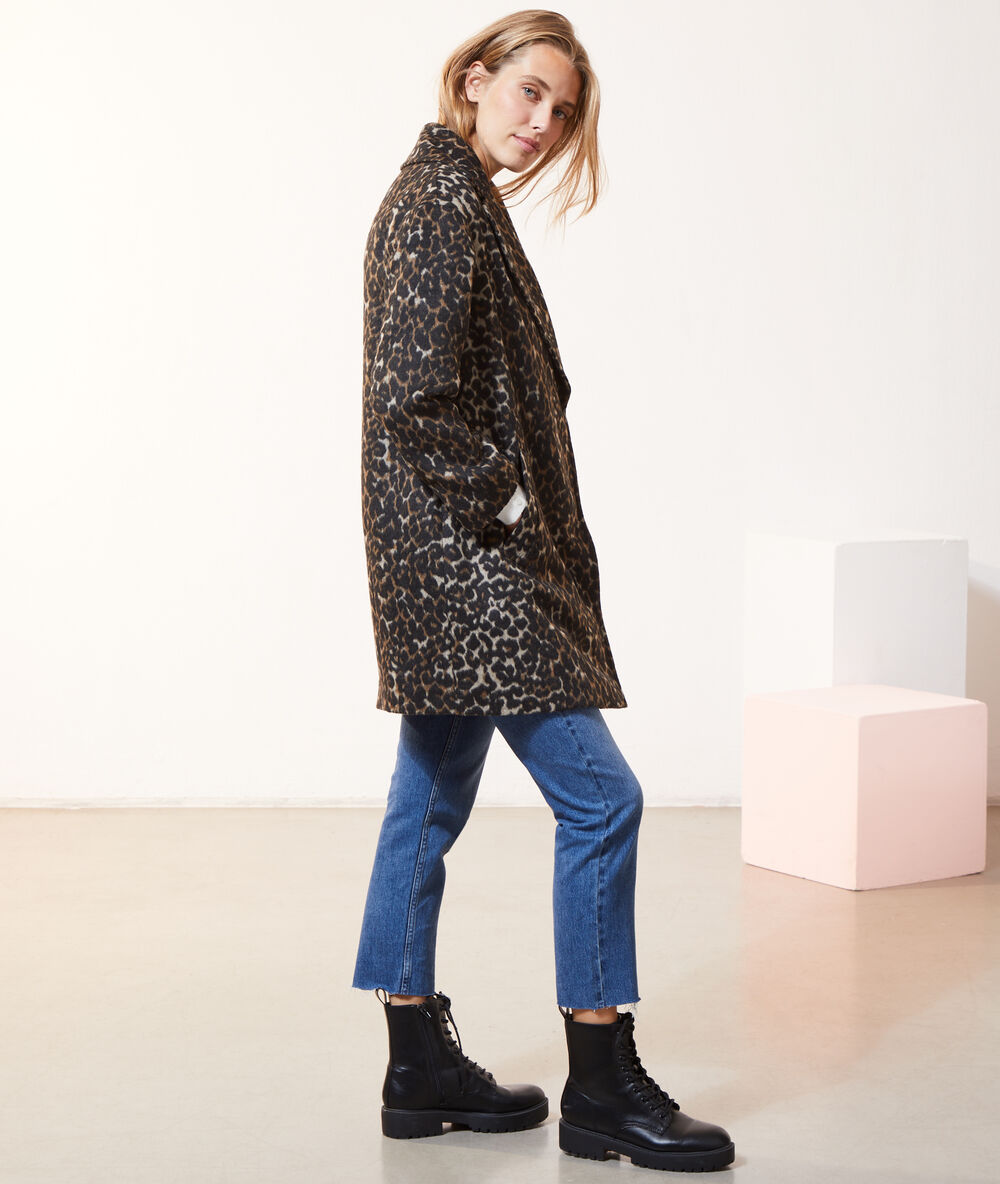 Abrigo recto estampado leopardo negro.