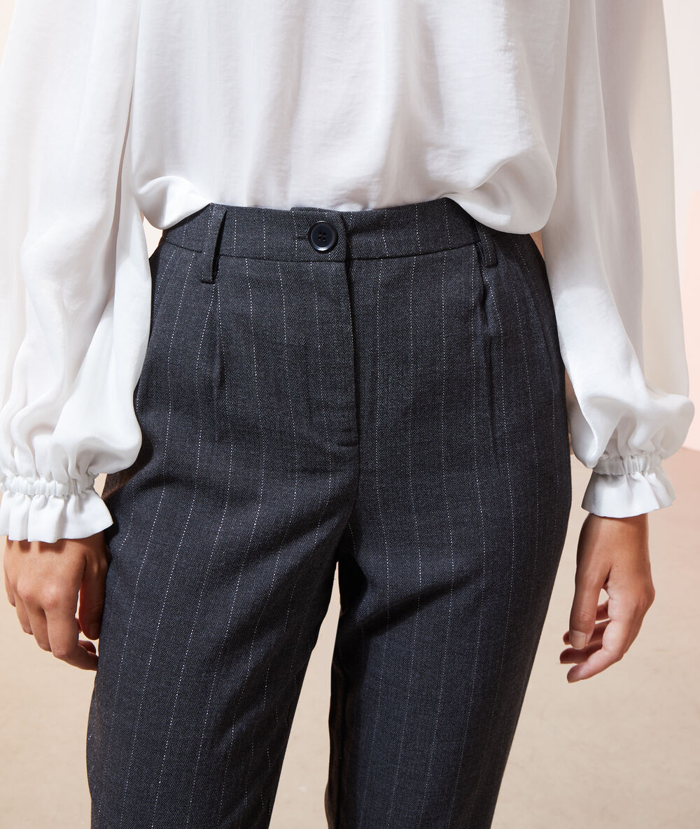 Pantalón rayas diplomáticas negro.
