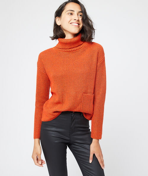 Su&eacute;ter cuello alto hilo metalizado carm&iacute;n.