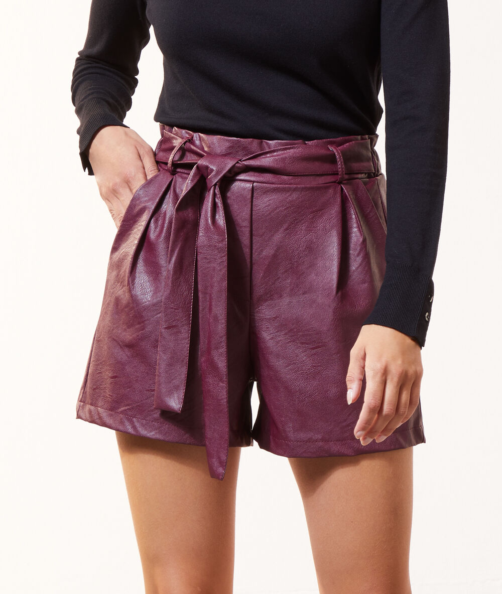 Pantalón corto efecto piel burdeos.