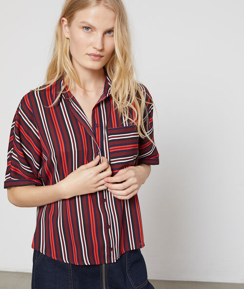 Camisa a rayas manga corta rojo.