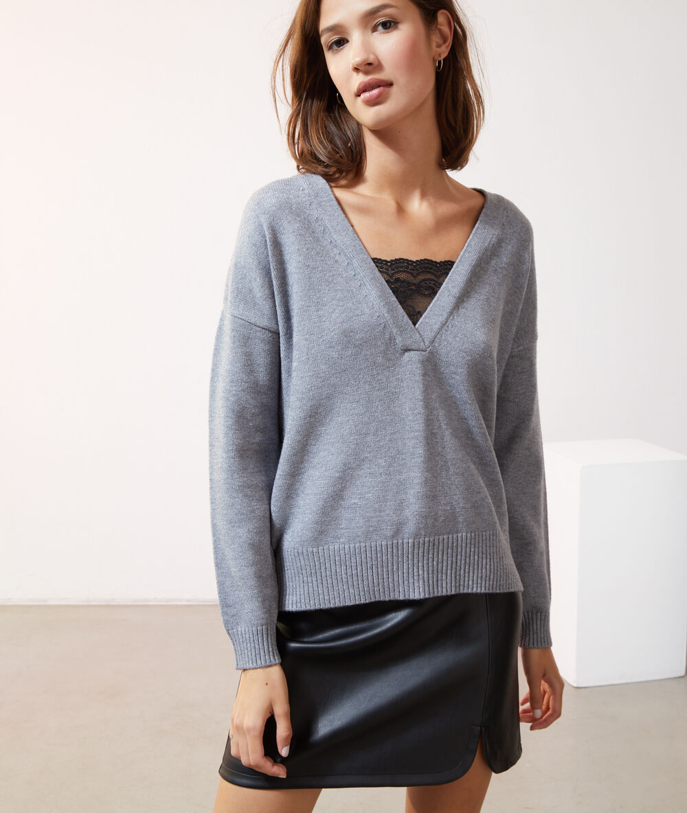Pull col v détails dentelle gris chine.