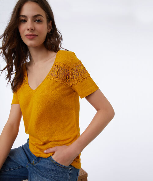 Camiseta escote en V detalles de guipur Camiseta escote en V detalles de guipur
