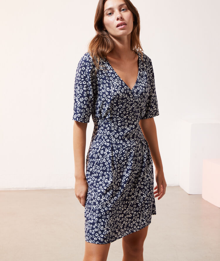 Vestido estampado floral azul marino.
