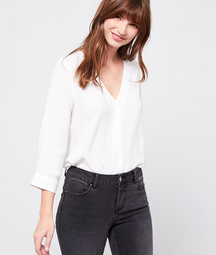 Blusa cuello en v abotonado blanco.