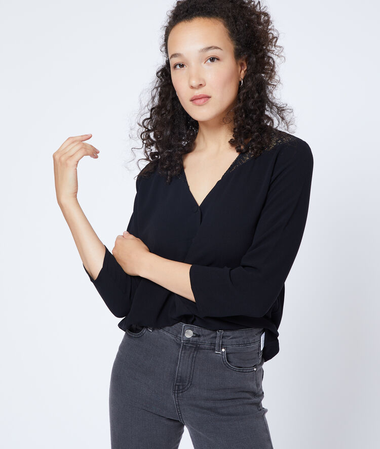 Blusa abotonada de guipur negro.