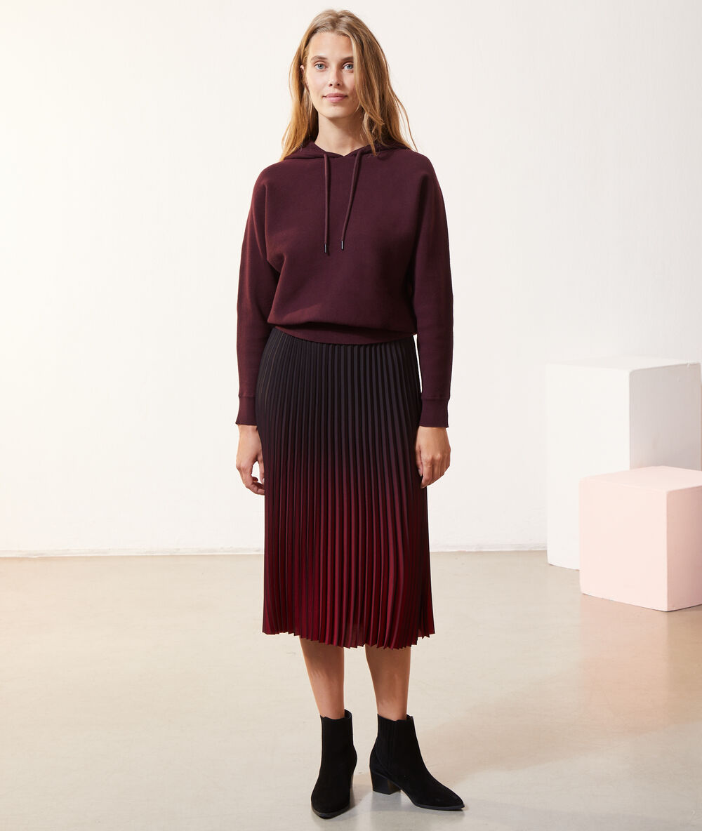 Sudadera con capucha púrpura.