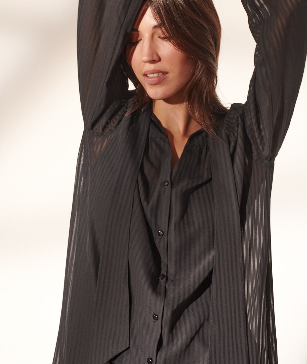 Vestido tipo camisero negro.
