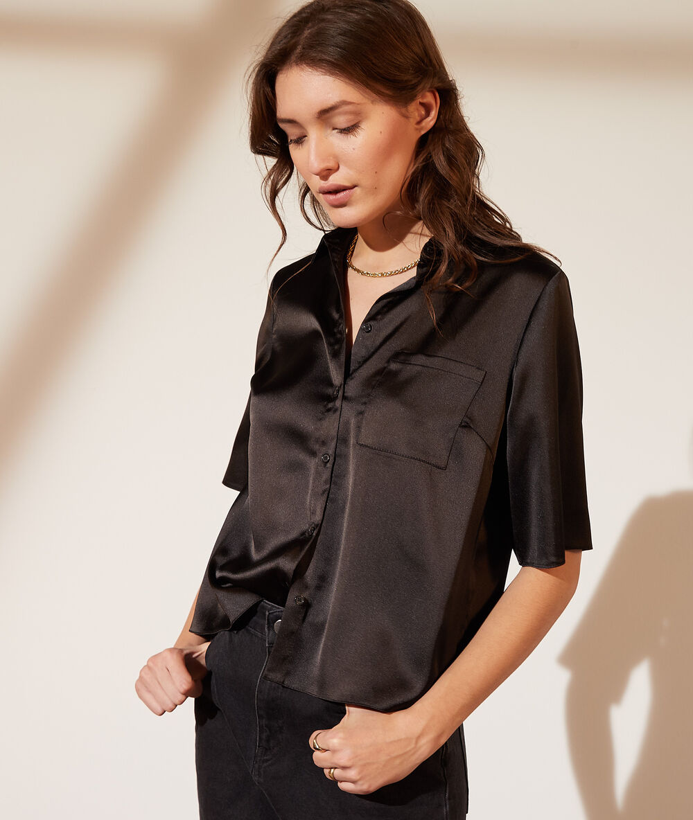Camisa satinada negro.