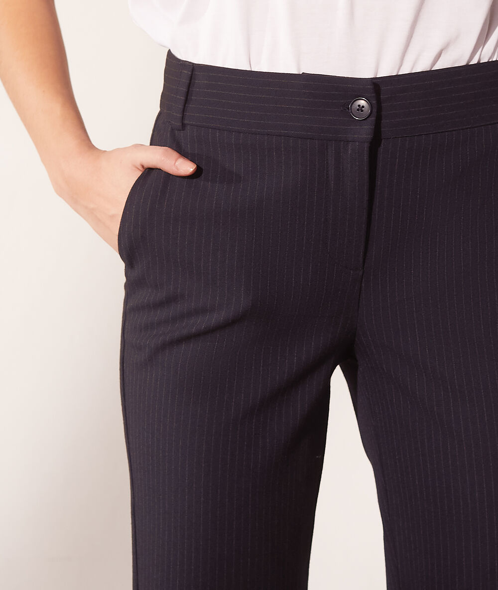 Pantalón 7/8 estampado de rayas azul marino.