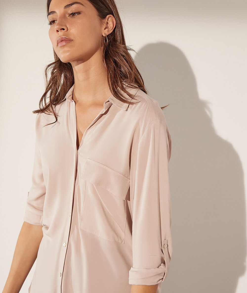 Camisa de viscosa con bolsillo c.beige rosa.