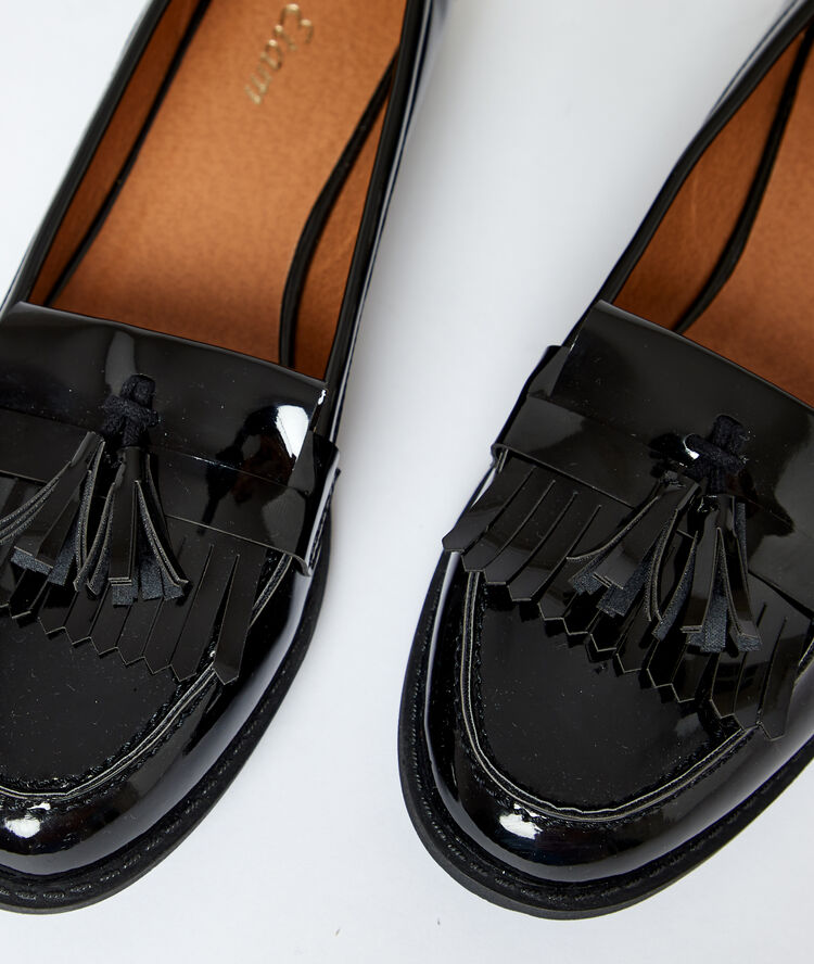 Mocasines de charol con borlas negro.